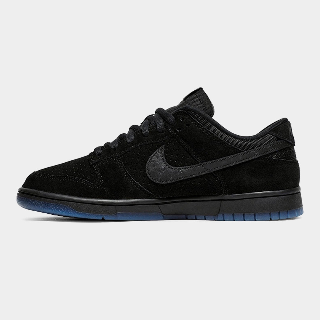 Nike SB Dunk Low Undefeated 5 on it